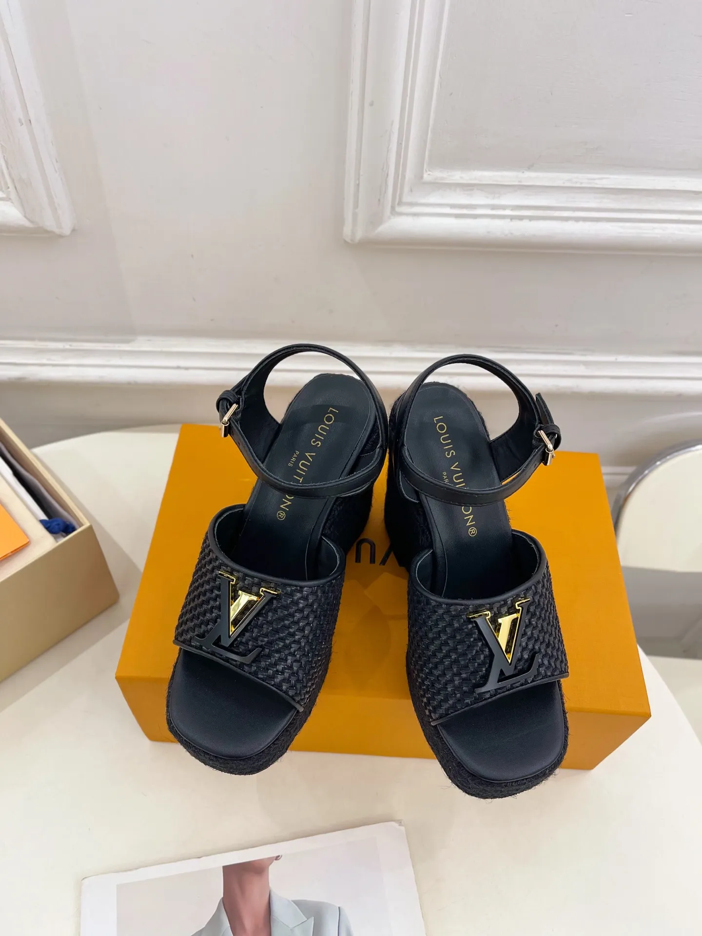 👟👟Ex-factory price 640👟👟 LV | Louis Vuitton 25𝐬𝐬 🧡💚2025 spring and summer new style top version‼ ️The original version is the same. The counter focuses on the latest LV ISOLA hollow hemp rope wedge sandals. New hard goods. ❥BS purchasing level! Full of high-end feel! A popular model among bloggers at home and abroad, it’s retro and fashionable and looks amazing on your feet! Mainly recommended model on the official website★ ━━━━━ ЅᏇєєt ━━━━━ ▪️Upper: original customized calfskin ▪️Lining: imported sheepskin ▪️Outsole: original molded outsole ▪️Heel height: 12cm, water platform 3.5cm ▪️Shoe size: 35-39 (40, 41 customized)